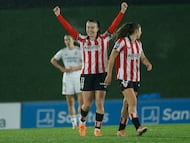 MADRID, 13/01/2026.- Las jugadoras del Athletic Club celebra el primer gol del equipo bilbaino durante el encuentro correspondiente a la jornada 17 de la Liga F que disputan hoy martes Real Madrid y Athletic Club en el estadio Alfredo Di Stéfano, en Madrid. EFE / Juanjo Martín.