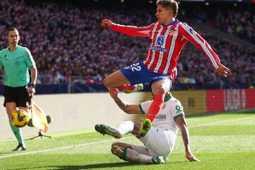 Atletico Madrid's Argentine forward #22 Giuliano Simeone (TOP) is challenged by Getafe's Paraguayan defender #15 Omar Alderete during the Spanish league football match between Club Atletico de Madrid and Getafe CF at the Metropolitano stadium in Madrid on December 15, 2024. (Photo by Pierre-Philippe MARCOU / AFP)