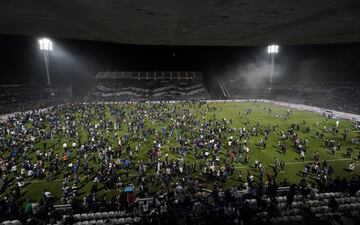 El partido se tuvo que detener a los nueve minutos de juego por graves incidentes tanto dentro como fuera del estadio. Hinchas del Lobo que quedaron afuera se enfrentaron con la policía, que reprimió de manera abrupta.  El humo de los gases lacrimógenos ingresó al estadio