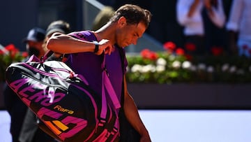 Rafa Nadal deja la pista tras caer en cuartos de final del Mutua Madrid Open ante Alexander Zverev en La Caja M&aacute;gica de Madrid.