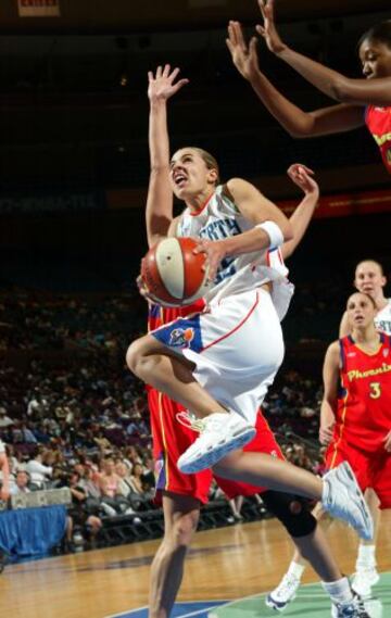 Becky Hammon durante su etapa como jugadora de la WNBA.