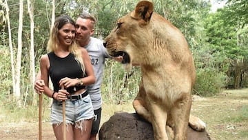 Cr&iacute;ticas a Deulofeu por fotografiarse junto a un le&oacute;n.