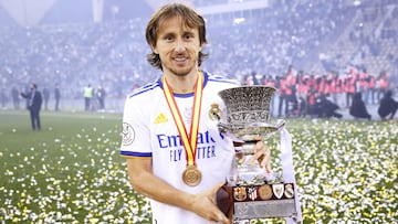 Luka Modric posa con el trofeo de campe&oacute;n de la Supercopa de Espa&ntilde;a que conquist&oacute; el Real Madrid.