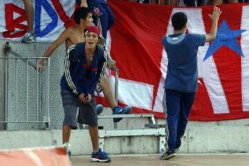 Hinchas de la U ingresan hasta la cancha durante el partido ante O'Higgins disputado en enero de este año.  