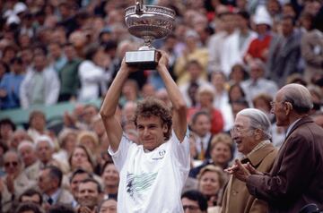 Segundo sueco número uno, Wilander, actualmente analista de tenis en Eurosport, estuvo solo 20 semanas arriba, de manera consecutiva, pese a su palmarés (siete títulos de Slams). Le tocó compartir era con otros números uno como Lendl, Edberg, Becker, Courier y Sampras, y Agassi entre otros, tras haber tenido un inicio rompedor, con el título de Roland Garros cuando tenía 17 años.