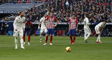 Atlético de Madrid 1-2 Real Madrid | Sergio Ramos adelantó de nuevo a los merengues tras transformar un penalti cometido sobre Vinicius. Disparó fuerte y raso y Oblak no pudo detenerlo.