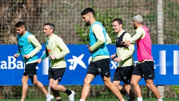 Los jugadores del Eibar quieren abrir más brecha en lo alto de la tabla en su visita a Anduva.