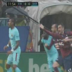 El Eibar reclamó penalti por agarrón de Busquets en el 12'