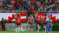 Alicia Cervantes festeja con sus compañeras el gol de Chivas.