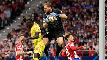 Jan Oblak detiene un bal&oacute;n contra el Liverpool.