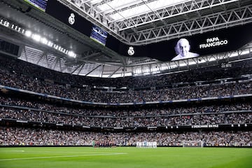 El partido empez con un minuto de silencio en homenaje al Papa Francisco.
