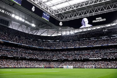 El partido empezó con un minuto de silencio en homenaje al Papa Francisco.