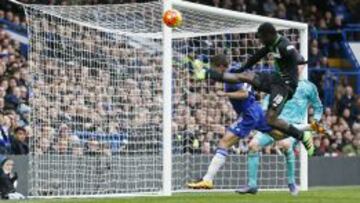 Azpilicueta despeja ante Diouf.