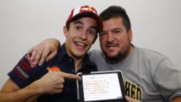 REMEMORANDO SUS ÉXITOS. Marc Márquez, junto al enviado especial de AS, recorrió sus primeras cincuentas victorias en el Mundial.