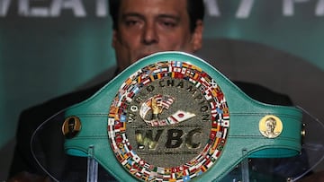 Imagen del cinturón del Consejo Mundial del Boxeo y de Mauricio Sulaimán, su presidente.