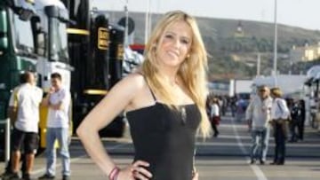 <b>¡La sonrisa de Montmeló!. </b> Definitivamente, somos esclavos de la moda. O del glamuroso paddock. Por allí andaba esta joven, sonriente y encantada, embutida en unos pantalones segunda piel (o primera) y que, llegado el caso, tendrá que retirarse con un cutter. Todo sea por el espectáculo. Fascinante, en este caso.