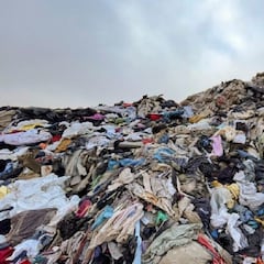 El desierto tóxico que acumula toneladas de ropa usada