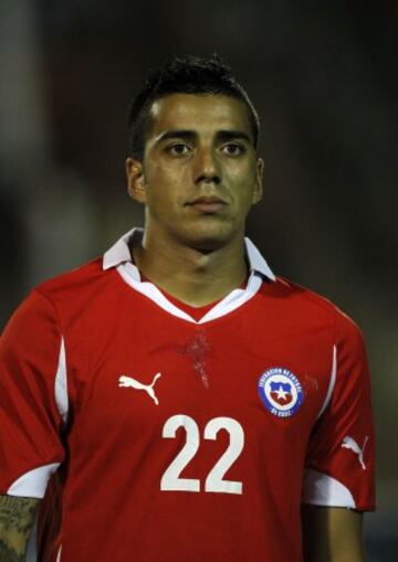 Era uno de los frecuentes de Claudio Borghi mientras era DT de Chile. De hecho, actuó en Eliminatorias y anotó un gol ante Paraguay en noviembre de 2011. En aquel partido ante Uruguay olímpico, jugó todo el duelo.