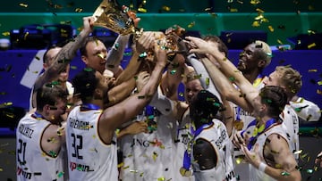 Manila (Philippines), 10/09/2023.- Germany players celebrate with the trophy on the podium after winning the FIBA Basketball World Cup 2023 final match between Serbia and Germany at the Mall of Asia in Manila, Philippines, 10 September 2023. (Baloncesto, Alemania, Filipinas) EFE/EPA/FRANCIS R. MALASIG
