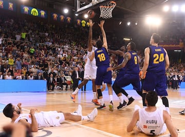 Trey Thompkins falla el tiro ganador a un metro escaso del aro. Faltaban 1,4 segundos para el final.