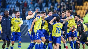 Los jugadores del Cádiz CF celebran la victoria en la tarde de ayer frente al Granada en el Nuevo Mirandilla.