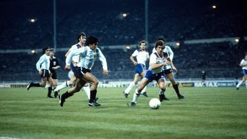 13 May 1980 Wembley : International Football Friendly Match England v Argentina : Diego Maradona runs with the ball into the England penalty area where he is challenged by Kenny Sansom: Photo (photo by Mark Leech/Offside/Getty Images).