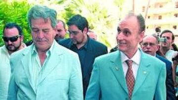 <b>LEVANTÓ LA MORAL. </b>Lopera, junto a Pepe León, arengó a la plantilla en Montecastillo.