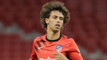 João Felix durante un calentamiento.