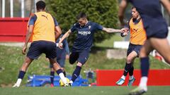 04-04-24. DJUKA SE DISPONE A GOLPEAR EL BALÓN DURANTE EL ENTRENAMIENTO DEL SPORTING EN MAREO.