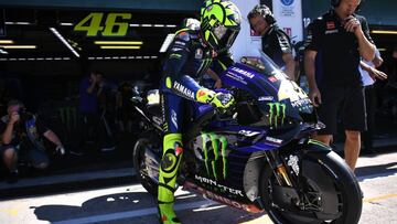 Rossi abandona el garaje de Yamaha durante los libres en San Marino.
