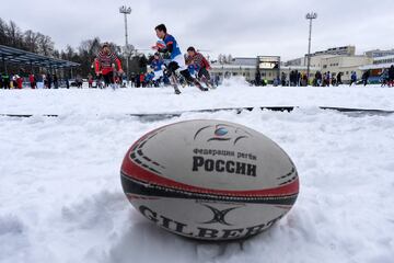 Jugadores de rugby aficionados participan en un torneo de rugby sobre la nieve en el suburbio de Zelenograd de Moscú. El evento deportivo anual reúne a 28 equipos masculinos y 12 femeninos.