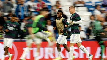 Soccer Football - Champions League - Quarter Finals - First Leg - Real Madrid v Chelsea - Santiago Bernabeu, Madrid, Spain - April 12, 2023 Real Madrid's Vinicius Junior and Toni Kroos during the warm up before the match REUTERS/Albert Gea