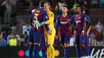 Marc-André Ter Stegen y Gerard Piqué se abrazan tras la victoria del F.C. Barcelona ante el Inter de Milán en el partido de la segunda jornada de la fase de grupos de la Champions League.