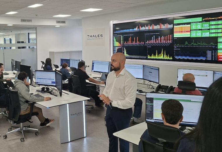 Visitamos el Centro de Operaciones de Seguridad de Thales, donde Luis Hernández, SOC Manager, nos explicó diferentes situaciones de crisis.Thales