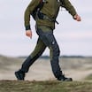 Estos son los pantalones cargo que los hombres están eligiendo para hacer senderismo en invierno: tienen siete bolsillos y repelen el agua