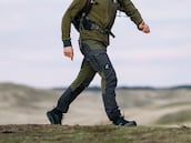 Estos son los pantalones cargo que los hombres están eligiendo para hacer senderismo en invierno: tienen siete bolsillos y repelen el agua