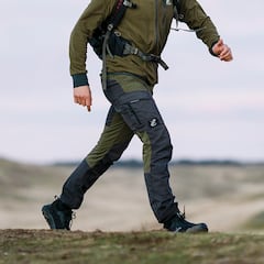 Estos son los pantalones cargo que los hombres están eligiendo para hacer senderismo en invierno: tienen siete bolsillos y repelen el agua