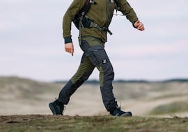 Estos son los pantalones cargo que los hombres están eligiendo para hacer senderismo en invierno: tienen siete bolsillos y repelen el agua