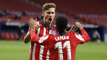 Llorente y Lemar celebran un gol del Atl&eacute;tico.