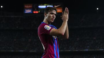Nico González, jugador del FC Barcelona, aplaude a los aficionados mientras se retira del campo.