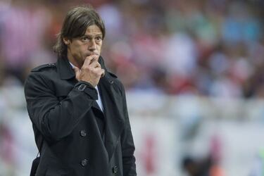 Técnicos disponibles con cartel para el América