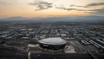 El Allegiance Stadium de Las Vegas, sede de Las Vegas Raiders de la NFL y de los Rebels de la NCAA, será la sede de un nuevo Clásico. Hasta el momento, xx estadios han tenido la suerte de acoger un encuentro entre el Real Madrid y el Barcelona, y aquí repasamos todos esos escenarios que a lo largo de 120 años han sido el escenario del que seguramente sea el mejor partido de fútbol del mundo. Además, éste, curiosamente, será el segundo amistoso que se celebre en los Estados Unidos, tras el disputado en 2017 en Miami (triunfo azulgrana por 3-2). Será una nueva muesca dentro de la rivalidad existente entre ambos equipos de la Liga… Pasen y lean…