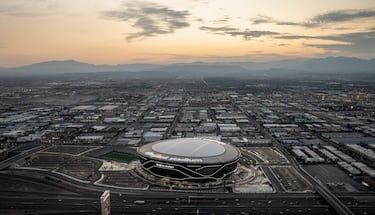 El Allegiance Stadium de Las Vegas, sede de Las Vegas Raiders de la NFL y de los Rebels de la NCAA, será la sede de un nuevo Clásico. Hasta el momento, xx estadios han tenido la suerte de acoger un encuentro entre el Real Madrid y el Barcelona, y aquí repasamos todos esos escenarios que a lo largo de 120 años han sido el escenario del que seguramente sea el mejor partido de fútbol del mundo. Además, éste, curiosamente, será el segundo amistoso que se celebre en los Estados Unidos, tras el disputado en 2017 en Miami (triunfo azulgrana por 3-2). Será una nueva muesca dentro de la rivalidad existente entre ambos equipos de la Liga… Pasen y lean…