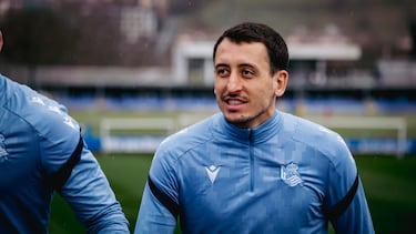 Mikel Oyarzabal, capitán de la Real Sociedad, se dirige a un entrenamiento en Zubieta.