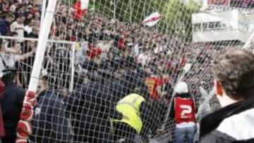 <strong>SUSTO.</strong> La celebración de los aficionados del Rayo Vallecano tras un gol de su equipo provocó que una valla de un fondo cediese con el resultado de varios heridos leves.