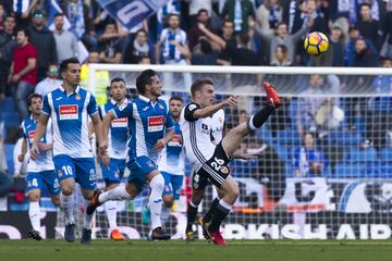 Lato trata de controlar el balón. 