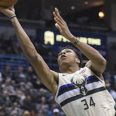 Antetokounmpo (34+9+7) y las pérdidas hunden a los Sixers