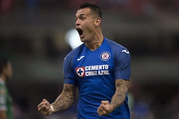 El atacante de Cruz Azul ha mostrado su olfato goleador en cada uno de los clubes mexicanos en los que ha militado. Nunca vistió los colores de la albiceleste, por lo cual puede representar a México si es que lo decide. Llegó a la Liga MX en enero de 2016 para Dorados, por lo que en 2021 podría vestirse de verde a los 32 años.