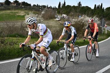 Tadej Pogacar, Thomas Pidcock y Connor Swift.