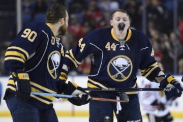 Ryan O'Reilly golpea el disco hacia su compañero de los Buffalo Sabres, Nicolas Deslauriers, en el partido ante los Chicago Blackhawks.